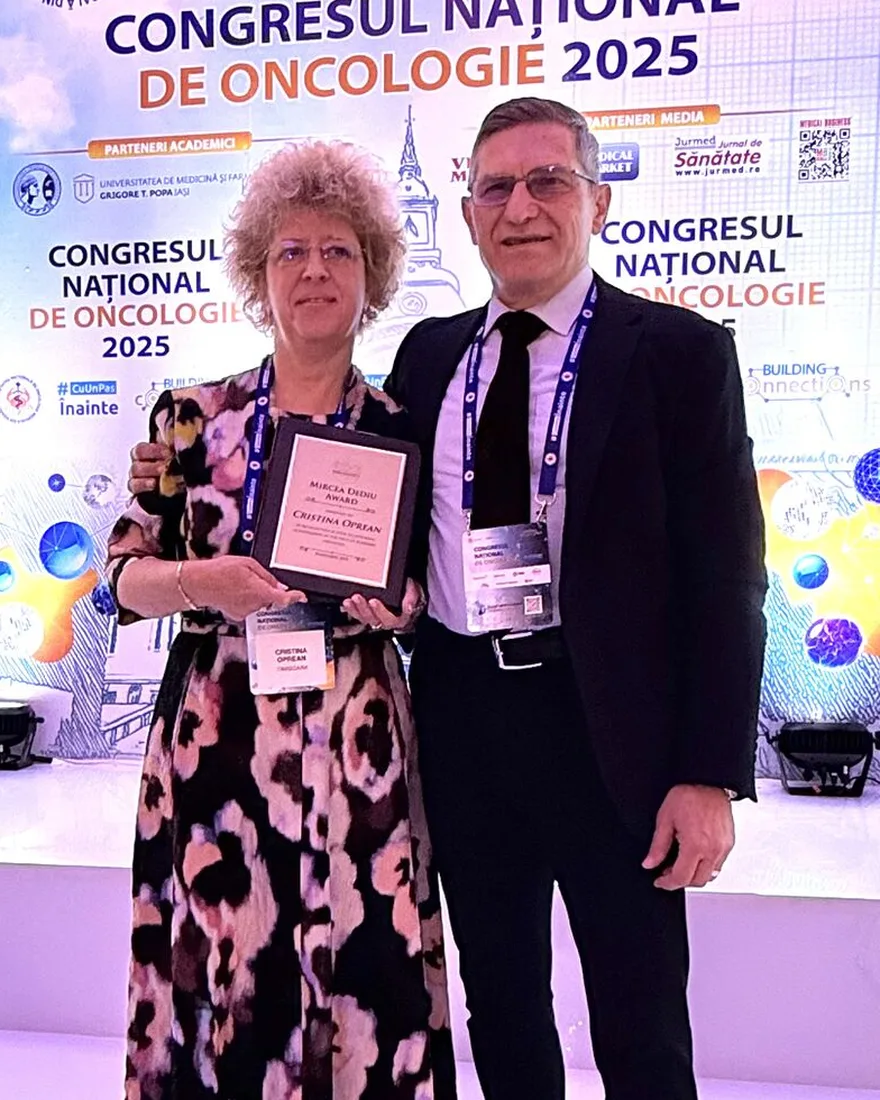 Dr. Cristina Oprean primind placheta Premiului „Mircea Dediu”, alături de Dr. Mircea Dediu, la Congresul Național de Oncologie 2025